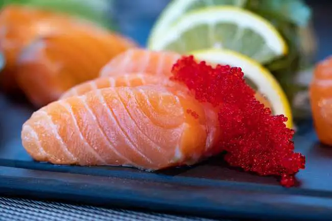 can salmon be eaten raw?